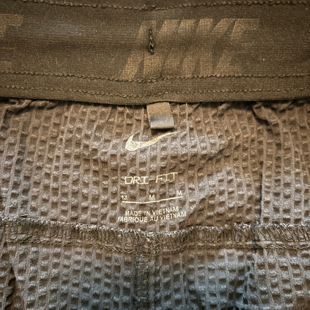 Nike Shorts Dri-FIT Seersucker Size M Waffle Texture Black Athleisure Gorpcore - Picture 3 of 7